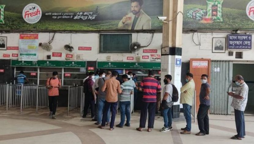 টিকিটের জন্য লাইনে দাঁড়িয়ে আছে যাত্রী ।  ছবি  : জাহিদ রাকিব