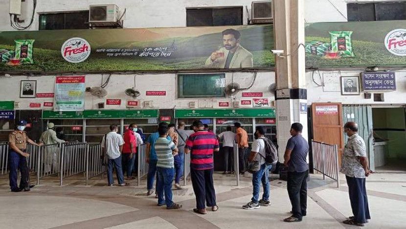 টিকিটের জন্য লাইনে দাঁড়িয়ে আছে যাত্রী ।  ছবি  : জাহিদ রাকিব