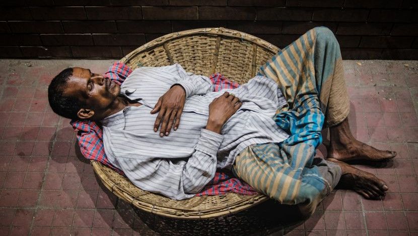 হাড়ভাঙ্গা খাটুনি শেষে ক্লান্ত শ্রমিকের ঘুম। ছবি- সজল মল্লিক, ঢাকা