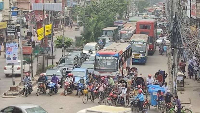 চলছে গনপরিবহন  - ছবি : জাহিদ রাকিব