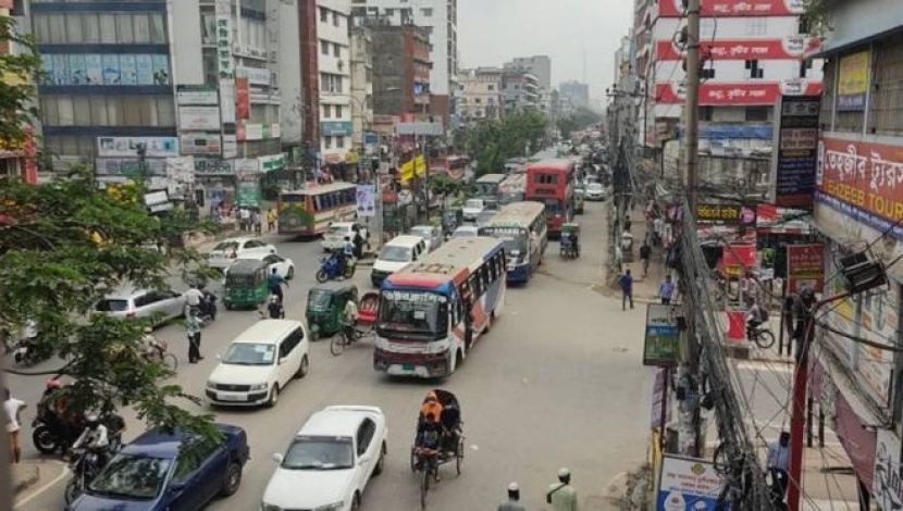 চলছে গনপরিবহন  - ছবি : জাহিদ রাকিব