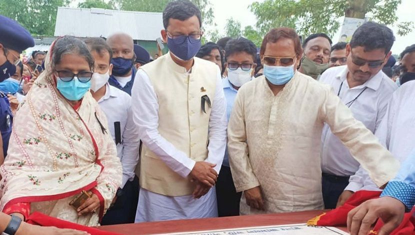 নৌপ্রতিমন্ত্রী খালিদ মাহমুদ চৌধুরী বৃহস্পতিবার বগুড়ার সারিয়াকান্দিতে জামথলা-কালিতল নৌরোড এর সি-ট্রাক উদ্বোধন করেন। ছবি: পিআইডি