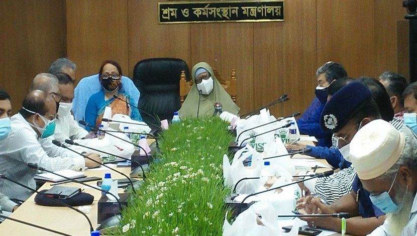 শ্রম ও কর্মসংস্থান প্রতিমন্ত্রী বেগম মুন্নুজান সুফিয়ান মন্ত্রণালয়ের সভাকক্ষে স্টাইল ক্রাফট লি. ও ইয়াং ওয়ান বিডি লি. এর মালিক-শ্রমিকদের সাথে বৈঠক করেন। ছবি: পিআইডি