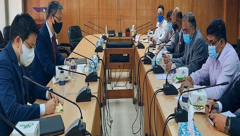 পরিবেশ ও জলবায়ু পরিবর্তন মন্ত্রী মো. শাহাব উদ্দিনের সাথে মন্ত্রণালয়ের সভাকক্ষে বৈঠক করেন দক্ষিণ কোরিয়ার রাষ্ট্রদূত। ছবি: পিআইডি