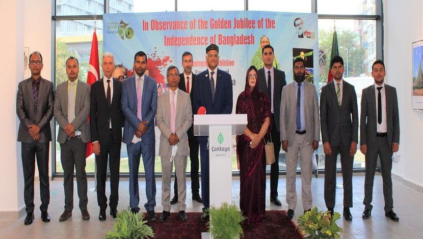 বাংলাদেশ দূতাবাস আঙ্কারার উদ্যোগে ও আঙ্কারা সিটি করপোরেশন সহযোগিতায় আঙ্কারাস্থ সাংস্কৃতিক কেন্দ্রে “মুজিব বর্ষ” উদযাপনের অংশ হিসেবে, জাতির পিতা বঙ্গবন্ধু শেখ মুজিবুর রহমানের জীবন ও কর্মের উপর ৪ দিনব্যাপী আলোকচিত্র প্রদর্শনী শুরু হয়েছে।