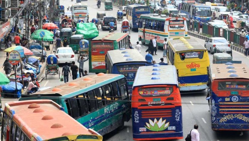 বাস ষ্ট্যান্ডগুলোতে এলোমেলো ভাবে রেখে দেওয়া হয়েছে বাস। এতে যাত্রীদের ঝুঁকি  এবং যানজট বাড়ছে। মিরপুর ১, ছবি: ওমর ফারুক