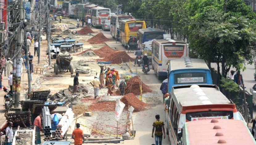 রাজধানীর বিভিন্ন সড়কে চলছে উন্নয়ন সংস্কার প্রকল্পের কাজ। নর্থ সাউথ রোড, পুরান ঢাকা,  ছবি: আলী হোসেন মিন্টু