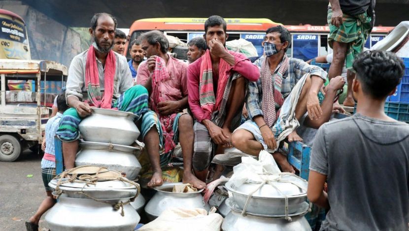 স্বাস্থ্যবিধির তোয়াক্কা করছেন না অনেকেই। মাস্ক ছাড়াই গাদাগাদি করে পিকআপ ভ্যানে চড়ে যাচ্ছে মাছ বিক্রেতারা। যাত্রাবাড়ি, ঢাকা, ছবি: ইন্দ্রজিৎ কুমার ঘোষ