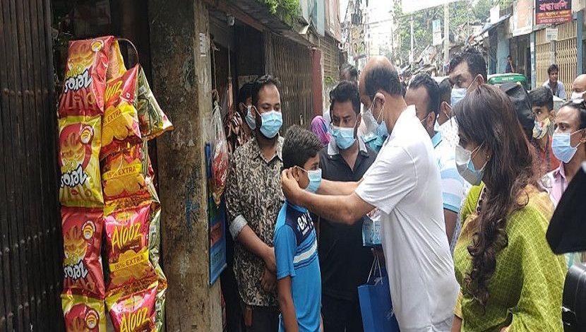 করোনা সচেতনতায় সাধারণ মানুষের মাঝে মাক্স বিতরণ করেন ঢাকা উত্তর সিটি করপোরেশনের মেয়র মো. আতিকুল ইসলাম । ছবি : সাননিউজ
