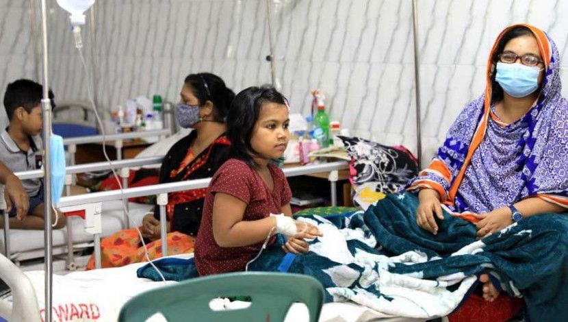 ডেঙ্গু আক্রান্ত  মেয়েকে হাসপাতালে মা । ছবি সাননিউজ