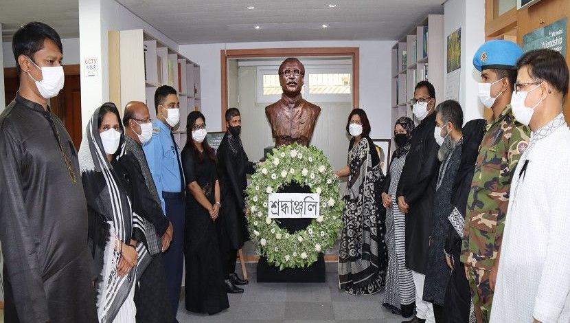 দক্ষিণ কোরিয়ার সিউলস্থ বাংলাদেশ দূতাবাসের উদ্যোগে স্বাধীনতার মহান স্থপতি জাতির পিতা বঙ্গবন্ধু শেখ মুজিবুর রহমানের ৪৬তম শাহাদতবার্ষিকী ও জাতীয় শোক দিবসের অনুষ্ঠানে তার প্রতিকৃতিতে রাষ্ট্রদূতের শ্রদ্ধা।