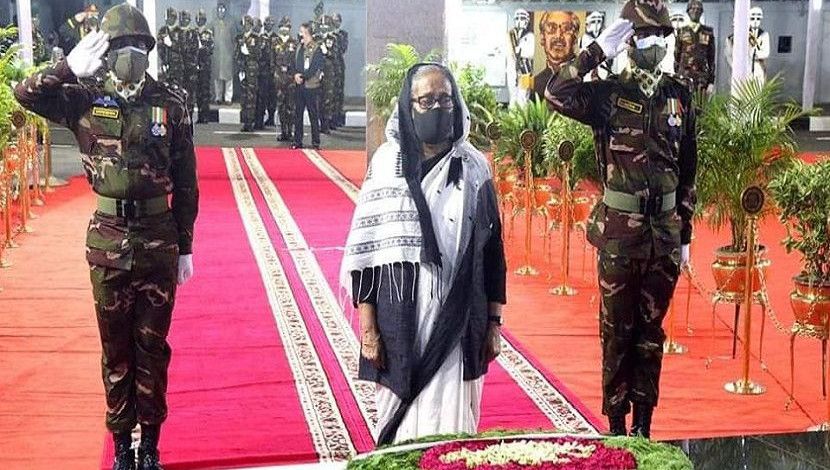 জাতীয় শোক দিবসে ধানমন্ডিতে জাতির পিতা বঙ্গবন্ধু শেখ মুজিবুর রহমানের প্রতিকৃতিতে ফুল দিয়ে শ্রদ্ধা জানান প্রধানমন্ত্রী শেখ হাসিনা। ছবি: পিআইডি