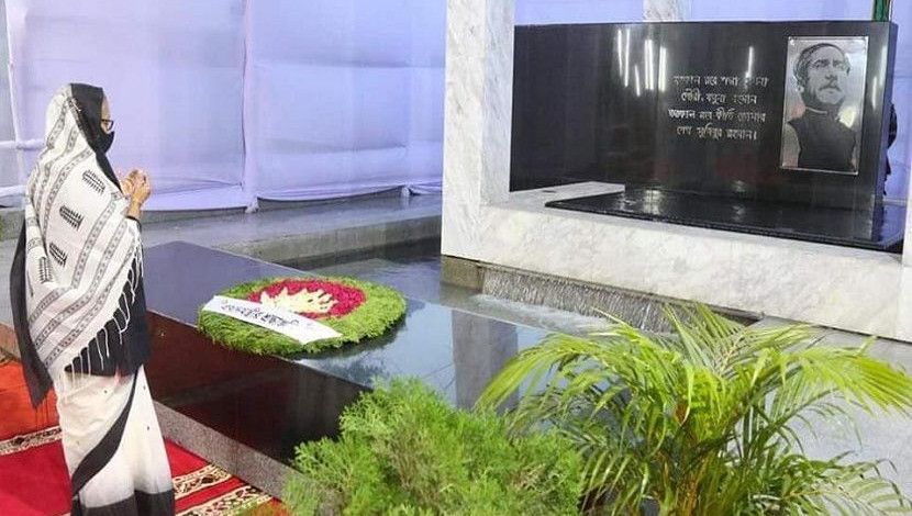 জাতীয় শোক দিবসে ধানমন্ডিতে জাতির পিতা বঙ্গবন্ধু শেখ মুজিবুর রহমানের প্রতিকৃতিতে ফুল দিয়ে শ্রদ্ধা নিবেদন শেষে মোনাজাত করেন প্রধানমন্ত্রী শেখ হাসিনা। ছবি: পিআইডি