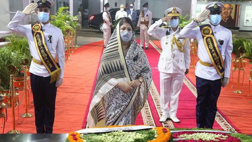 জাতীয় শোক দিবসে ধানমন্ডিতে জাতির পিতা বঙ্গবন্ধু শেখ মুজিবুর রহমানের প্রতিকৃতিতে ফুল দিয়ে শ্রদ্ধা নিবেদন জাতীয় সংসদের স্পিকার ড. শিরীন শারমিন চৌধুরী। ছবি: পিআইডি