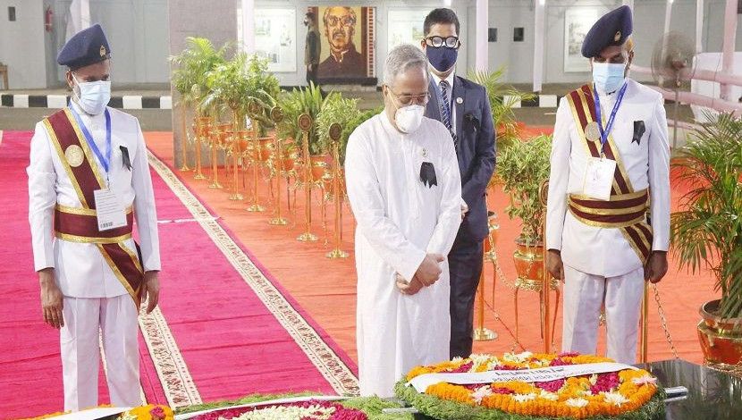 জাতীয় শোক দিবসে ধানমন্ডিতে জাতির পিতা বঙ্গবন্ধু শেখ মুজিবুর রহমানের প্রতিকৃতিতে ফুল দিয়ে শ্রদ্ধা নিবেদন প্রধান বিচারপতি সৈয়দ মাহমুদ হোসেন। ছবি: পিআইডি