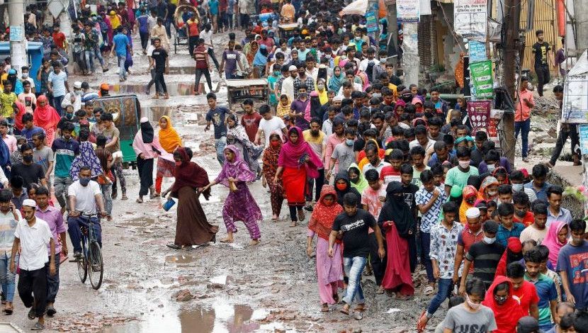 স্বাস্থ্যবিধি না মেনে মুখে মাস্ক ছাড়া এভাবেই চলাচল করছে নারায়ণগঞ্জের বিসিকের পোশাক কারখানার শ্রমিকেরা। বিসিক, নারায়ণগঞ্জ, । ছবি: হাসান রাজা