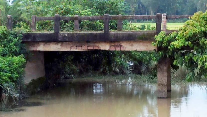মিরসরাইয়ের গুরুত্বপূর্ণ একটি ব্রিজ ৫০ বছরেও পুনর্নির্মাণ হয়নি, ঝুঁকি নিয়ে চলছে গাড়ি। মীরসরাই, চট্টগ্রাম, ছবি: মো. নুরুল আলম