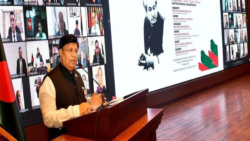 জাতীয় শোক দিবস উপলক্ষে পররাষ্ট্রমন্ত্রী ড. এ কে আব্দুল মোমেন মঙ্গলবার (১৭ আগস্ট)  ঢাকায় ফরেন সার্ভিস একাডেমিতে আয়োজিত এক অনুষ্ঠানে বক্তব্য রাখেন। ছবি: পিআইডি