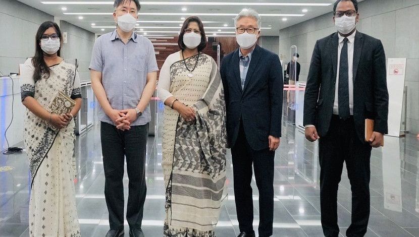 জাতির পিতা বঙ্গবন্ধু শেখ মুজিবুর রহমানের জন্মশতবার্ষিকী উদযাপনের অংশ হিসেবে দক্ষিণ কোরিয়ার সিউলস্থ বাংলাদেশ দূতাবাস দেশটির ন্যাশনাল ইউনিভার্সিটির গ্রন্থাগারে বঙ্গবন্ধু কর্নার স্থাপন করেছে। মঙ্গলবার (১৭ আগস্ট) ন্যাশনাল ইউনিভার্সিটির মূল ক্যাম্পাসের গোয়ানজন গ্রন্থাগারে ‘বঙ্গবন্ধু কর্নারটি স্থাপন করেছে। অনুষ্ঠানে দায়িত্বরত রাষ্ট্রদূত আবিদা ইসলাম, গ্রন্থাগারের মহাপরিচালক কিম মেউং হানসহ দূতাবাস ও বিশ্ববিদ্যালয়ের সংশ্লিষ্ট কর্মকর্তাবৃন্দ উপস্থিত ছিলেন। ছবি: দূতাবাস