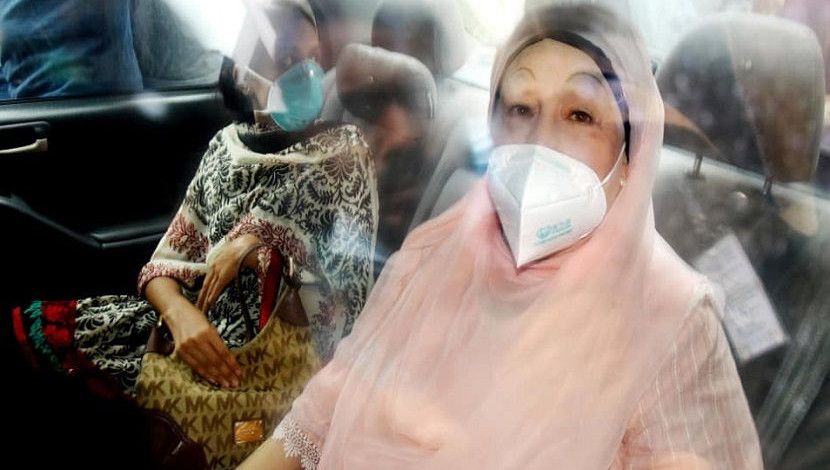 শেখ রাসেল গ্যাস্ট্রোলিভার ইনস্টিটিউট ও হাসপাতালে করোনার দ্বিতীয় ডোজ করোনা টিকা নিয়েছেন বিএনপি চেয়ারপারসন বেগম খালেদা জিয়া। বুধবার তিনি এ টিকা নেন।