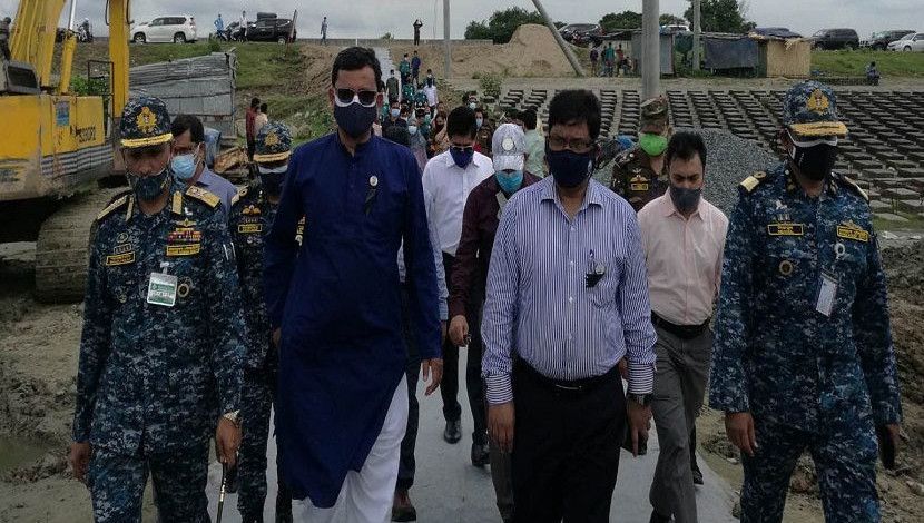 বৃহস্পতিবার নৌপ্রতিমন্ত্রী খালিদ মাহমুদ চৌধুরী চট্টগ্রামের বে-টার্মিনাল নির্মাণ প্রকল্প পরিদর্শন করেন। ছবি: পিআইডি