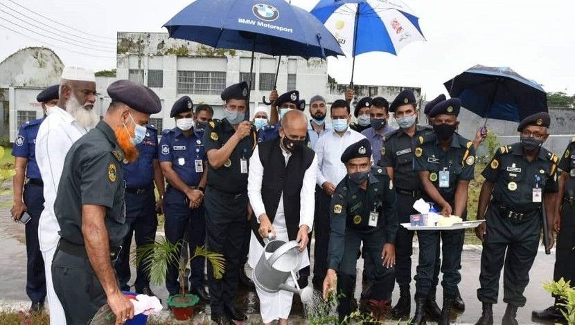 শুক্রবার মুজিববর্ষ ও স্বাধীনতার সুবর্ণ জয়ন্তী উপলক্ষ্যে পিরোজপুর জেলা কারাগার কর্তৃপক্ষ আয়োজিত বৃক্ষরোপণ কর্মসূচিতে অংশ নেন মৎস্য ও প্রাণিসম্পদ মন্ত্রী শ ম রেজাউল করিম এমপি।