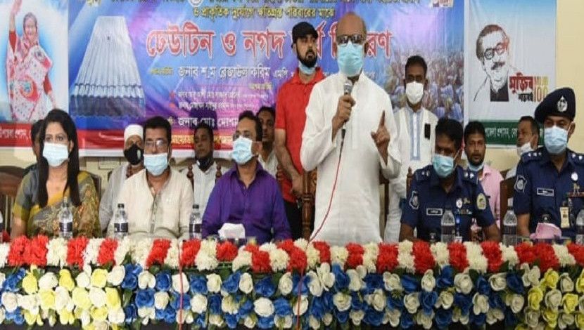 মৎস্য ও প্রাণিসম্পদ মন্ত্রী শ ম রেজাউল করিম এমপি (২২ আগস্ট) পিরোজপুরের নেছারাবাদে উপজেলা প্রশাসন আয়োজিত কোভিড-১৯ এ ক্ষতিগ্রস্ত ৩৩৩ নম্বরে কল করে সাহায্য চাওয়া পরিবারের মাঝে খাদ্য সহায়তা প্রদান এবং প্রাকৃতিক দুর্যোগে ক্ষতিগ্রস্ত পরিবারের মাঝে ঢেউটিন ও নগদ অর্থবিতরণ অনুষ্ঠানে প্রধান অতিথির বক্তব্য রাখেন। ছবি: পিআইডি