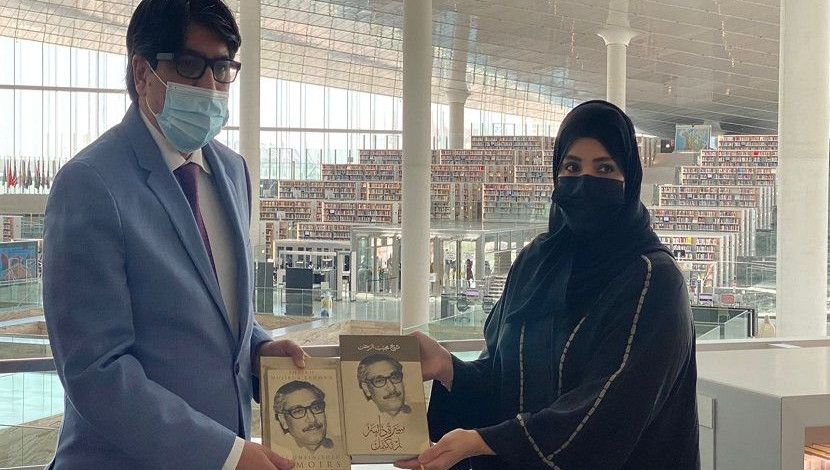 বাংলাদেশ দূতাবাস দোহা কাতারস্থ জাতীয় গ্রন্থাগারে বঙ্গবন্ধুর ‘অসমাপ্ত আত্মজীবনী’র বিভিন্ন ভাষায় অনূদিত বইসমূহ এবং বঙ্গবন্ধুর উপর রচিত বিভিন্ন পুস্তক ও বঙ্গবন্ধুর অনবদ্য ৭ ই মার্চের ভাষণের আরবিতে অনূদিত কপি হস্তান্তর। ছবি: দূতাবাস