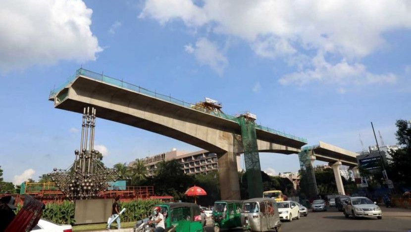 চলেছে কারওয়ান বাজারের সার্ক ফোয়ারার সামনে মেট্রো রেলের কাজ। কারওয়ান বাজার, ঢাকা, ছবি: ইন্দ্রজিৎ কুমার ঘোষ