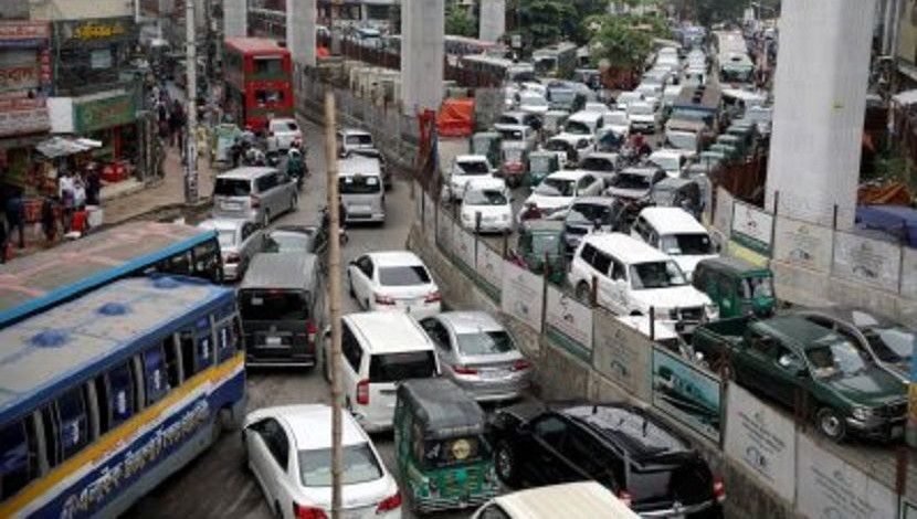 রাজধানীতে সকাল থেকে শুরু হয়েছে তীব্র যানজট। এতে রাস্তায় অধিক সময় ব্যয় করছেন চাকরিজীবীরা। ফার্মগেট, ঢাকা, ২৫ আগস্ট, ২০২১। ছবি: সৈয়দ মাহামুদুর রহমান