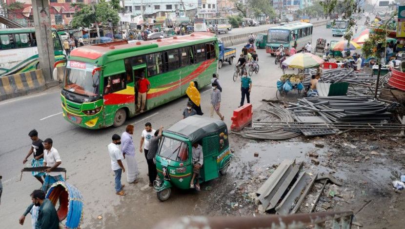 মহা সড়কের ওপর যত্রতত্র গাড়ি চলাচল, সেই সঙ্গে যেখানে-সেখানে মালামাল রেখে করা হচ্ছে নানা কর্মকাণ্ড। এতে করে বিভিন্ন সময় ঘটছে দুর্ঘটনা। রায়েরবাগ, ঢাকা। ছবি: হাসান রাজা