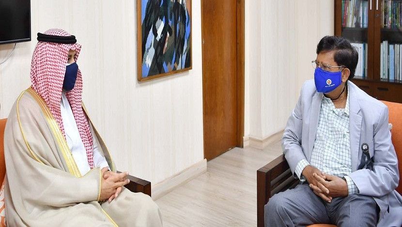 বুধবার পাট ও বস্ত্রমন্ত্রী গোলাম দস্তগীর গাজীর সঙ্গে তার মন্ত্রণালয়ে সাক্ষাৎ করেন সৌদি আরবের রাষ্ট্রদূত ঈসা বিন ইউসুফ দাহিলান। ছবি: পিআইডি
