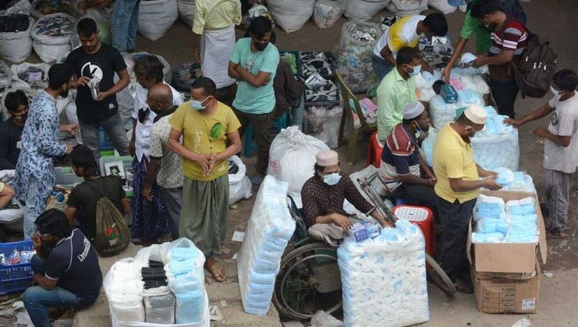 করোনা মহামারির মাঝে নগরীতে মাস্ক বিক্রির মার্কেটে ক্রেতা, বিক্রেতাদের মাঝে স্বাস্থ্যবিধি মেনে চলার আগ্রহ নেই। বাবুবাজার, ঢাকা,  ছবি: আলী হোসেন মিন্টু