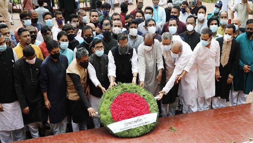 জাতীয় কবি কাজী নজরুল ইসলামের ৪৫তম মৃত্যুবার্ষিকীতে তার সমাধিতে ফুল দিয়ে শ্রদ্ধা জানান আওয়ামী লীগের সাধারণ সম্পাদক ও সড়ক পরিবহণ ও সেতুমন্ত্রী ওবায়দুল কাদের।