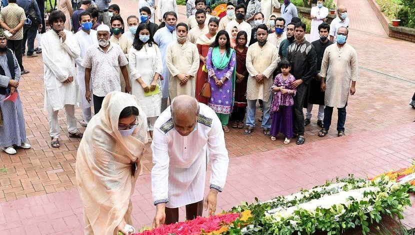 জাতীয় কবি কাজী নজরুল ইসলামের ৪৫তম মৃত্যুবার্ষিকীতে তার সমাধিতে ফুল দিয়ে শ্রদ্ধা জানান কবির নাতনি খিলখিল কাজীসহ স্বজনরা।