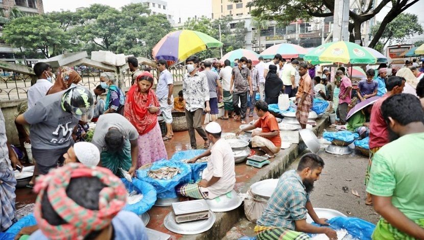 কোনো রকম সামাজিক দূরত্ব না মেনেই ফুটপাতে বসা বাজার থেকে কেনাকাটা করছে সাধারণ মানুষ। যার ফলে বাড়তে পারে করোনা ভাইরাসের সংক্রমণ। মিরপুর ২, ঢাকা, ছবি: সৈয়দ মাহামুদুর রহমান
