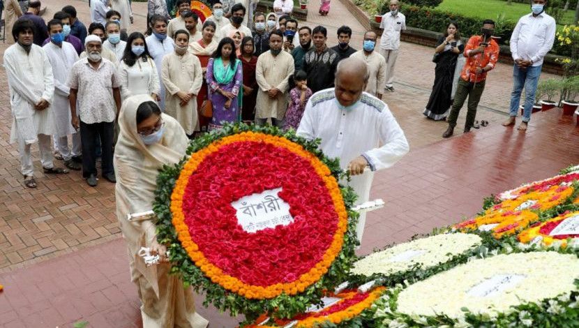নাতনি খিলখিল কাজী বিদ্রোহী কবি কাজী নজরুল ইসলামের সমাধিতে ফুল দিয়ে শ্রদ্ধা নিবেদন করেন। ঢাকা বিশ্ববিদ্যালয়, ঢাকা, ছবি: সৈয়দ মাহামুদুর রহমান