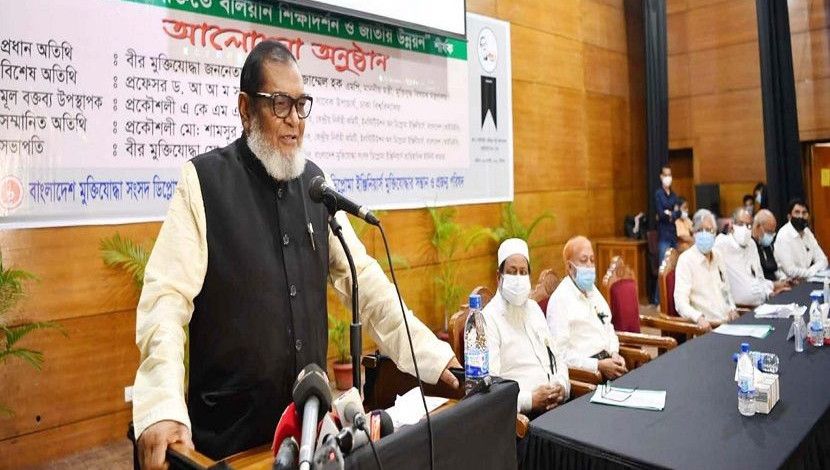 শনিবার জাতীয় শোক দিবস উপলক্ষে আইডিইবি ভবনে বক্তব্য রাখেন মুক্তিযুদ্ধ বিষয়ক মন্ত্রী আ ক ম মোজাম্মেল হক। ছবি: পিআইডি