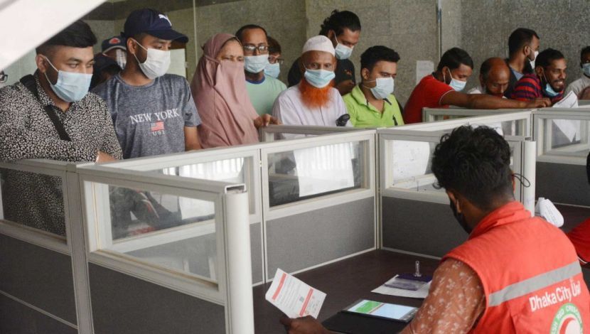 করোনার ভ্যাকসিন রেজিস্ট্রেশন কর্মসূচিতে বিভিন্ন শ্রেণি পেশার মানুষ অংশ নেয়। শেখ হাসিনা প্লাস্টিক অ্যান্ড বার্ন ইউনিট, ঢাকা, ছবি: আলী হোসেন মিন্টু