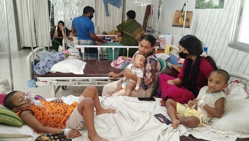 ডেঙ্গু জ্বরে আক্রান্ত হয়ে একই পরিবারের দুজন রাজধানীর হলি ফ্যামিলি রেড ক্রিসেন্ট হাসপাতালের শিশু ওয়ার্ডে চিকিৎসাধীন। খিলগাঁও, ঢাকা, ছবি: আলী হোসেন মিন্টু