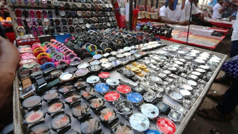 চীন থেকে আমদানি করা বিভিন্ন নামিদামি ব্র্যান্ডের আদলে তৈরি হাতঘড়ি শোভা পাচ্ছে ফুটপাতের ভাসমান দোকানে। গুলিস্তান, ঢাকা,  ছবি: হাসান রাজা