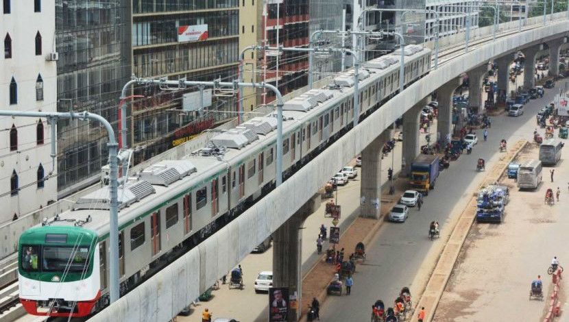 ভায়াডাক্টের ওপর পরীক্ষামূলকভাবে চালিয়ে দেখা হল দেশের প্রথম মেট্রোরেল। পল্লবী, ঢাকা, ছবি: আলী হোসেন মিন্টু