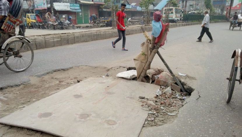 পানির পাইপ লাইনে বিস্ফোরণে ক্ষতিগ্রস্ত সড়ক। নয়াবাজার, ঢাকা,  ছবি: আলী হোসেন মিন্টু