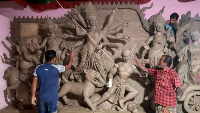 আগামী ১১ অক্টোবর থেকে শুরু হতে যাচ্ছে হিন্দু সম্প্রদায়ের সবচেয়ে বড় উৎসব দুর্গা পূজা। পূজাকে সামনে রেখে প্রতিমা নির্মাণে ব্যস্ত সময় পার করছেন প্রতিমাশিল্পীরা। লালপুর, নাটোর, ছবি: ইমাম হোসেন মুক্তি