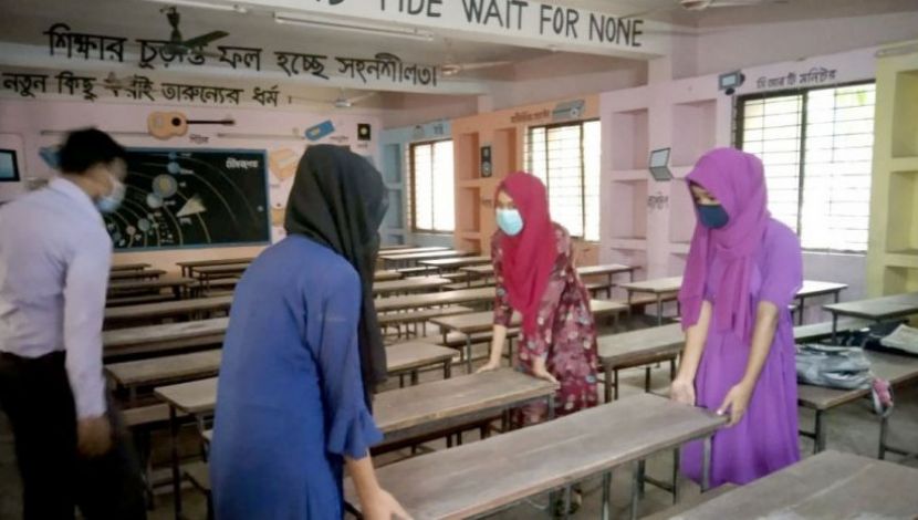 করোনায় দীর্ঘদিন শিক্ষাপ্রতিষ্ঠান বন্ধ। আগামী ১২ সেপ্টেম্বর খোলার কথা রয়েছে। তাই শ্রেণিকক্ষ ধোয়ামোছা ও গোছানোর কাজ চলছে। মতিঝিল, ঢাকা, ছবি: আলী হোসেন মিন্টু