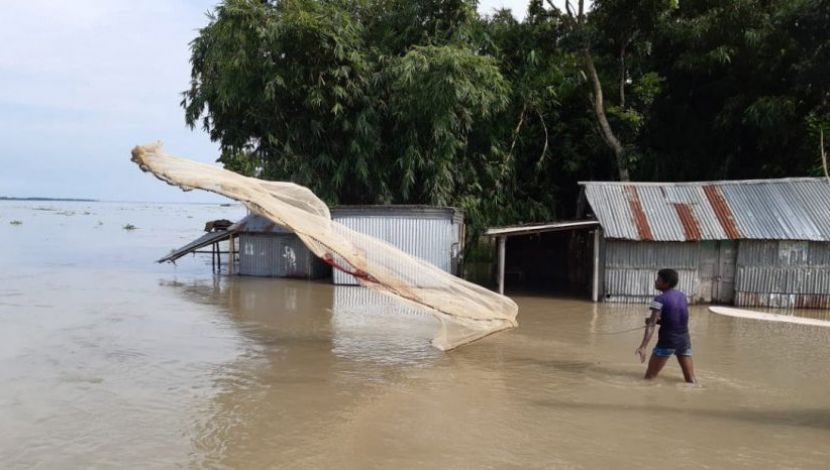 অতিবৃষ্টি ও পাহাড়ি ঢলে প্লাবিত বিস্তীর্ণ এলাকা। বানের পানিতে মাছ ধরছেন স্থানীয়রা। ছবিটি গতকাল বৃহস্পতিবার বগুড়ার সারিয়াকান্দি কামালপুরের রৌহাদহ ক্রসবাঁধ থেকে তোলা।
