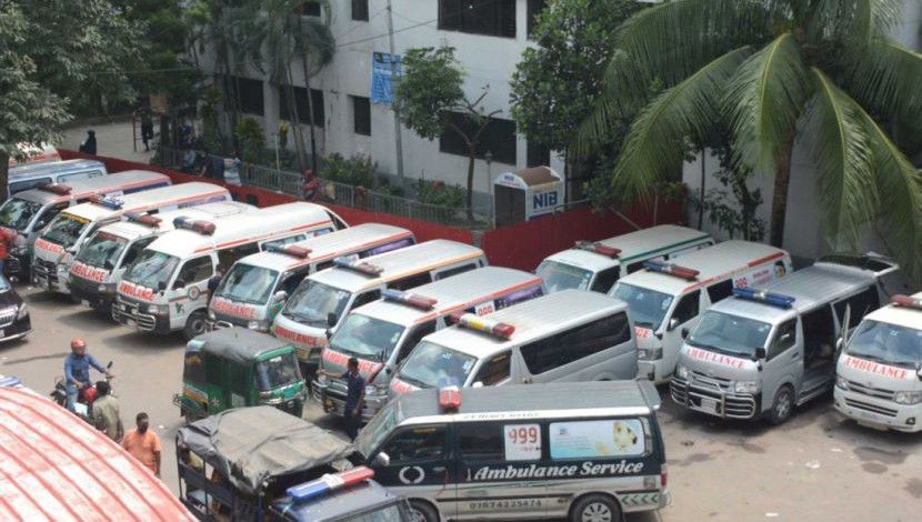 মহামারির সময়ে জরুরি সেবা দিতে হাসপাতালগুলোর সামনে অ্যাম্বুলেন্সের দীর্ঘ সারি। ঢাকা মেডিকেল, ঢাকা,  ছবি: আলী হোসেন মিন্টু