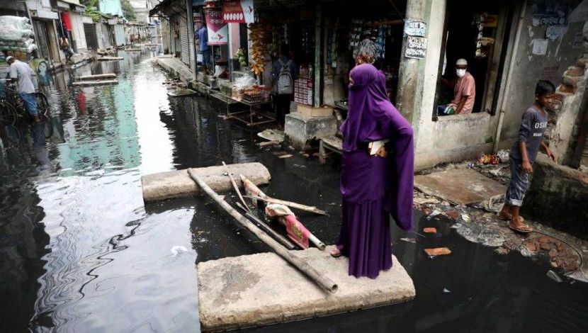 ঢাকা উত্তর সিটি করপোরেশনের ৩৯ নম্বর ওয়ার্ডের নুরের চালা মসজিদ সড়কের পুরো রাস্তায় দীর্ঘদিন ধরেই পানিবন্দী হয়ে আছেন এলাকাবাসীরা। ভাটারা, ঢাকা, ছবি: সৈয়দ মাহামুদুর রহমান