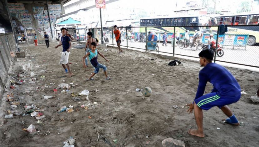 নগরীতে নেই খেলার মাঠ। থাকলেও সেইগুলো নানাভাবে বেদখল হয়ে আছে। মাঠ না থাকায় শিশুরা রাস্তার পাশেই এভাবে খেলাধুলায় মেতে উঠেছেন। সায়েদাবাদ, ঢাকা,  ছবি: হাসান রাজা