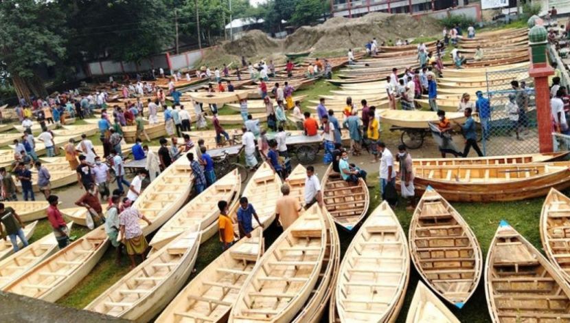 বর্ষাকালকে সামনে রেখে অসময়ে হাটে নৌকা বেচাকেনার ধুম পড়েছে। ঘিওর, মানিকগঞ্জ,  ছবি: মো. আবদুর রাজ্জাক